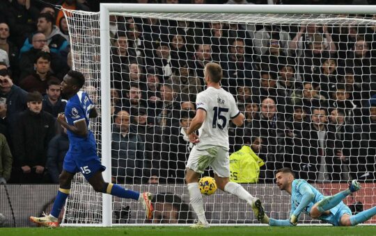 Nine man Spurs tromped by Chelsea